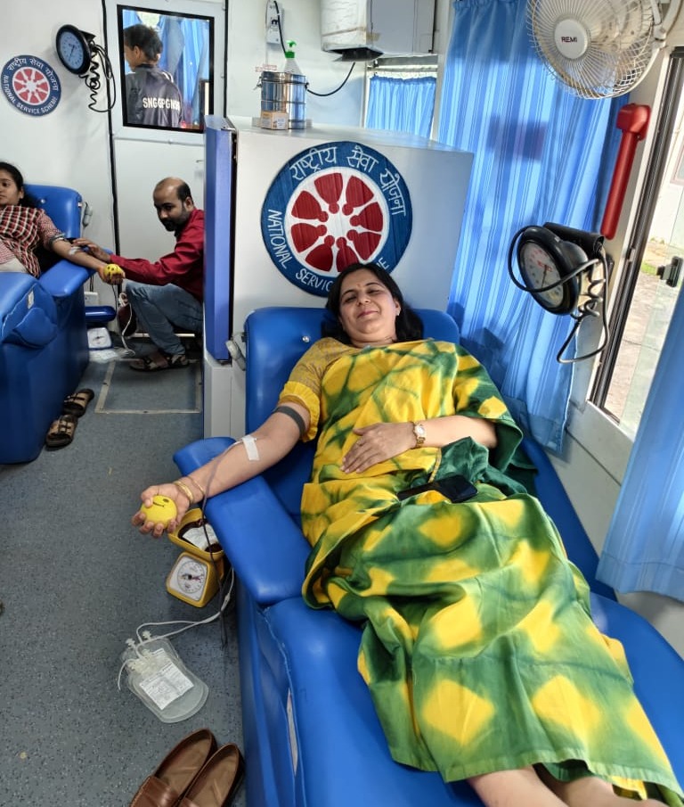 स्वैच्छिक रक्तदान दिवस पर महाविद्यालय में रक्तदान-प्रतियोगिता आयोजित