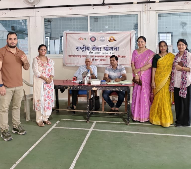 स्वैच्छिक रक्तदान दिवस पर महाविद्यालय में रक्तदान-प्रतियोगिता आयोजित
