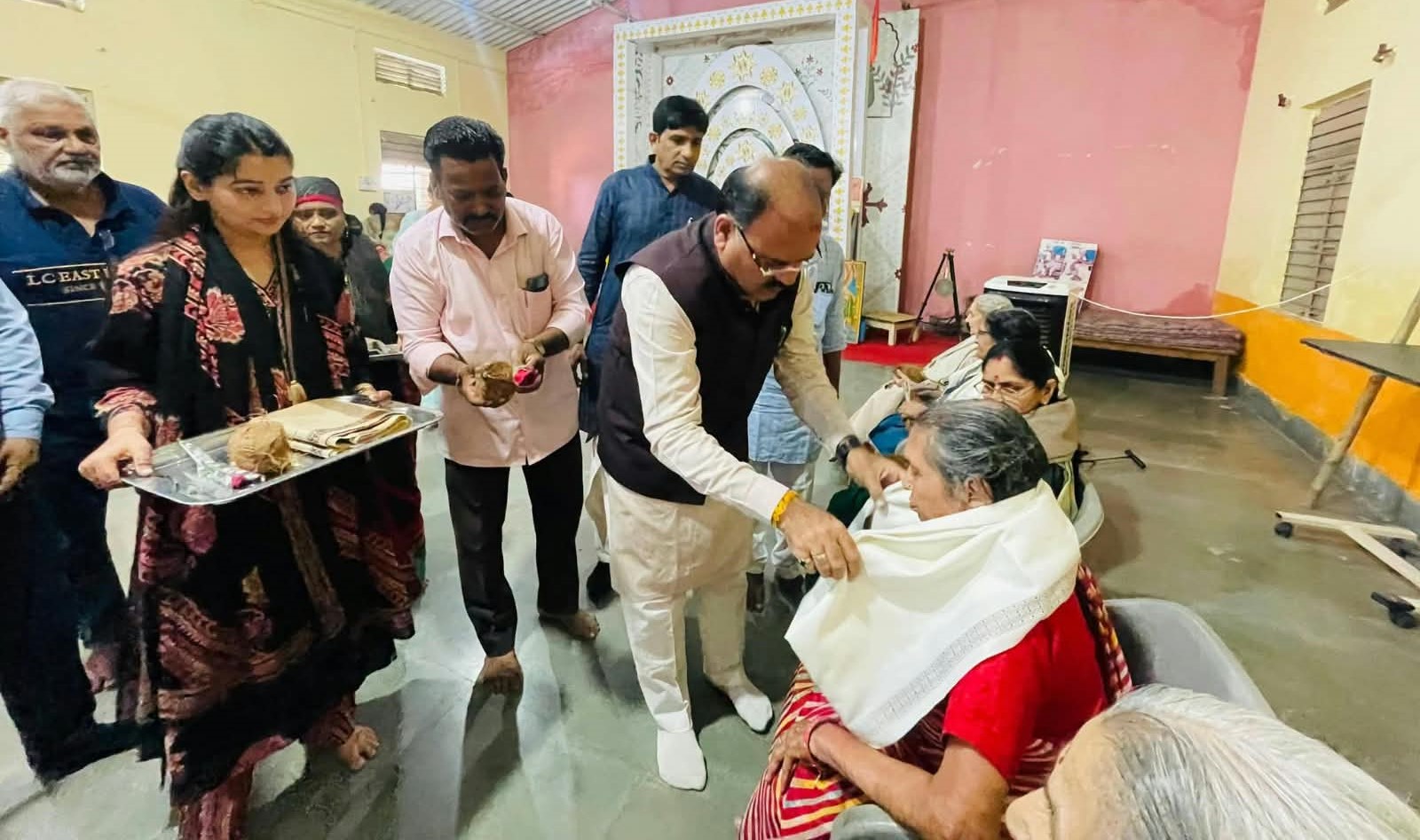 सेवा संकल्प अभियान में बुजुर्गों का स्वास्थ्य परीक्षण भोजन वितरण