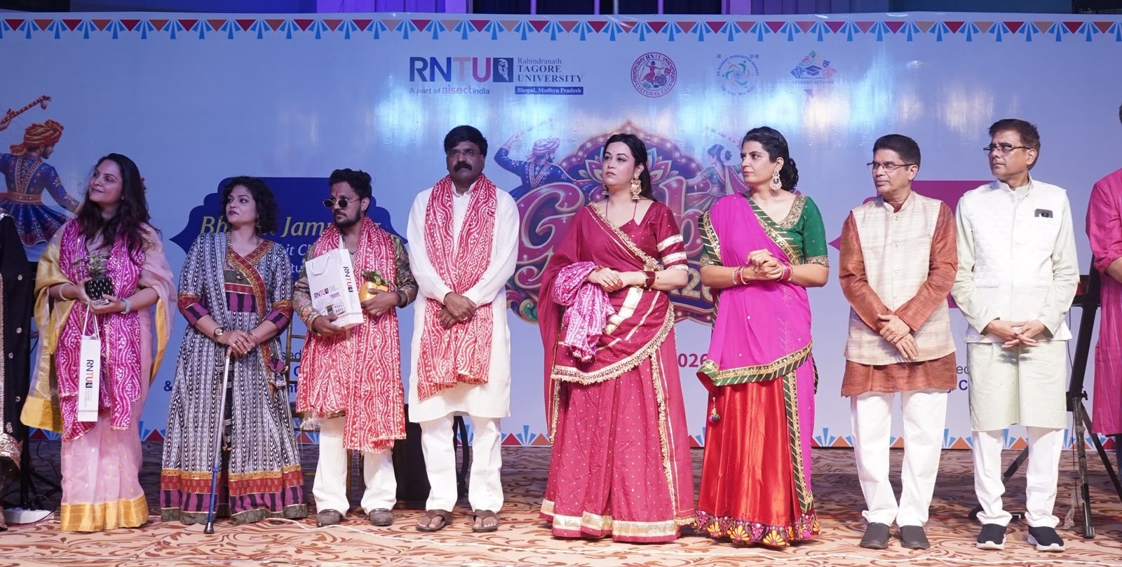 रबीन्द्रनाथ टैगोर विश्वविद्यालय में गरबा उत्सव में हजारों शामिल