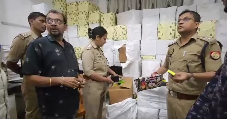 वाराणसी में घर से 30 क्विंटल पटाखे बरामद, आरोपी गिरफ्तार