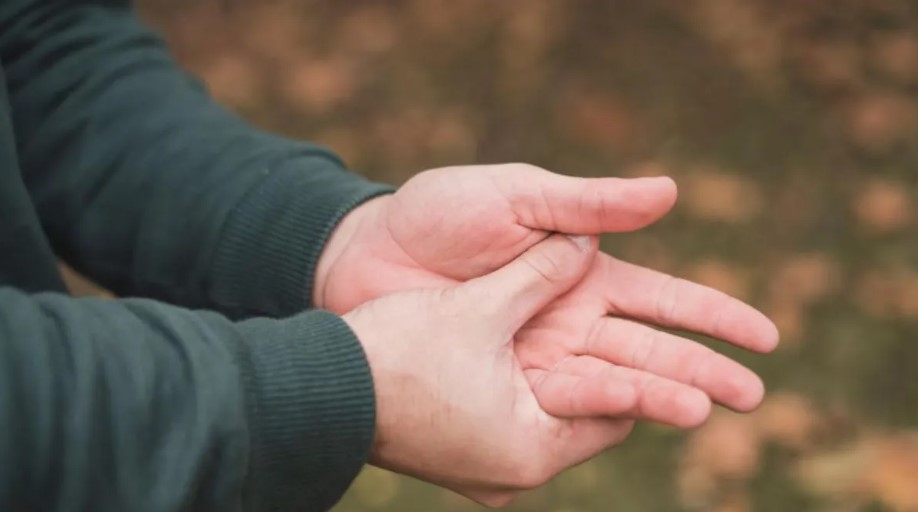 रात में सोते समय हाथ सुन्न होने के कारण जानें, कब