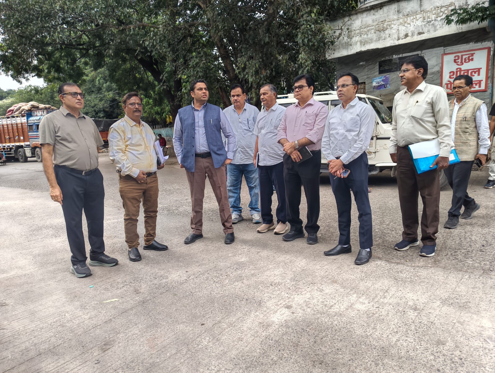 मंडी बोर्ड आयुक्त ने इंदौर मंडी का आकस्मिक निरीक्षण किया