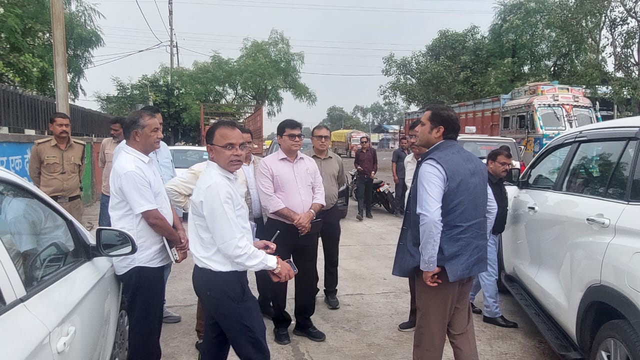 मंडी बोर्ड आयुक्त ने इंदौर मंडी का आकस्मिक निरीक्षण किया